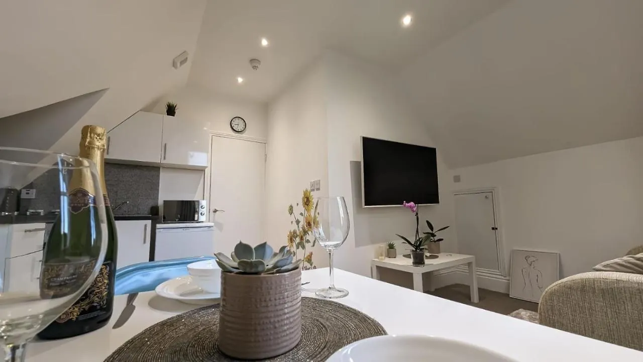 Modern Spacious Apartment Brighton