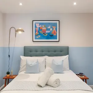  Apartment Coastal Chic Retreat In