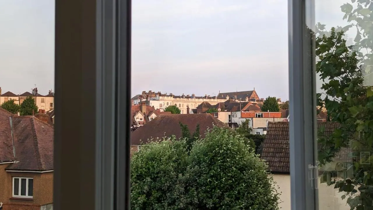 Modern Spacious Apartment Hove